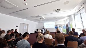 Uczestnicy spotkania poświęconego projektom biogospodarki podczas prezentacji w sali konferencyjnej.
