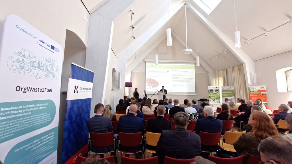 Uczestnicy konferencji OrgWaste2Fuel podczas prezentacji w sali konferencyjnej.