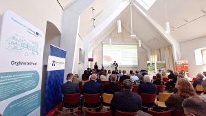 Uczestnicy konferencji OrgWaste2Fuel podczas prezentacji w sali konferencyjnej.